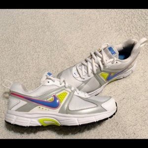 NIKE DART 9 (GS) Running Sneakers.